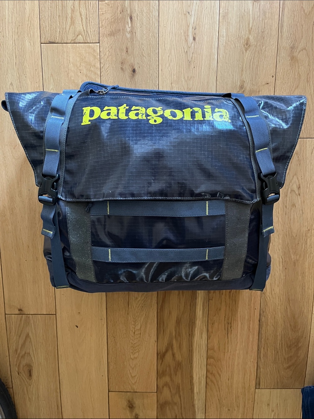 Patagonia Navy Blackhole Mini Messenger Bag 12L